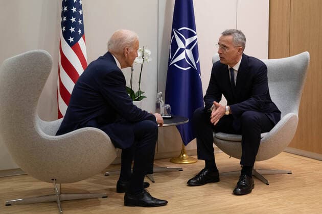 News Themen der Woche KW12 News Bilder des Tages NATO Secretary-General Jens Stoltenberg meets with U.S. President Joe Biden on March 24, 2022, to discuss increasing the alliance s defensive capabilities in Eastern Europe to protect countries close to war-scarred Ukraine. Stoltenberg reiterated the need for member countries to provide more funding for defense as NATO pledged to establish four new battlegroups in Bulgaria, Romania, Hungary, and Slovakia.  WAX2022032402 NATO