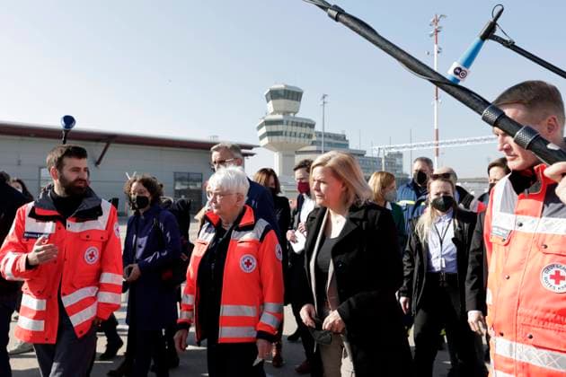 Armin Schuster, President of the Federal Office for Population Protection and Disaster Relief BBK , Gerda Hasselfeldt, President of the German Red Cross DRK , Nancy Faeser, Federal Minister of the Interior and Home Affairs, SPD, Christian Reuter, Secretary General DRK, visit the arrival center for war refugees from Ukraine on the t