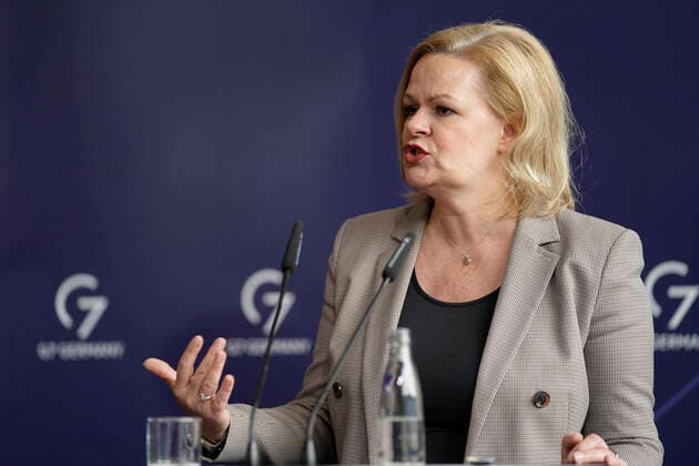 News Themen der Woche KW12 Pressekonferenz Bundesinnenministerin zu den Ergebnissen der G7 Videokonferenz Aktuell, 24.03.2022, Berlin, Bundesinnenministerin Nancy Faeser im Portrait bei der Pressekonferenz im Bundesministerium des Inneren in Berlin zu den Ergebnissen einer Videokonferenz mit den fuer inneres und Sicherheit zustaendigen G7 Ministerinnen und Ministern Berlin Berlin Deutschland *** Press conference Federal Minister of the Interior on the results of the G7 video conference Current, 24 03 2022, Berlin, Federal Minister of the Interior Nancy Faeser in portrait at the press conference at the Federal Ministry of the Interior in Berlin on the results of a video conference with the G7 ministers responsible for internal affairs and security Berlin Berlin Germa