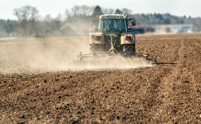 IMAGO Nature: Unsere Erde, Umweltprobleme, Bodenerosion Problem Trockenheit, Landwirt mit Traktor auf dem Acker, wirbelt Staubwolken auf, Nähe München, 24. März 2022 Deutschland, Nähe München, 24.03.2022, Trockenheit, anhaltende Trockenheit, Bauer pflügt mit Traktor das Feld, wirbelt Staub auf, Staubwolken, Staubwolke, Acker, Boden ist trocken, Landwirt, Landwirtschaft, Problem, Wetter, Klima, Frühling, März 2022, Bayern, *** Problem drought, farmer with tractor on the field, swirls up dust clouds, near Munich, 24 March 2022 Germany, near Munich, 24 03 2022, drought, persistent drought, farmer plows the field with tractor, swirls up dust, dust clouds, dust cloud, field, soil is dry, farmer, agriculture, problem, weather, climate, spring, March 2022, Bavaria,