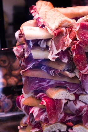 IMAGO Creative, Food, Tapas Mountain of Iberian pork ham sandwiches, model released, , property released, , 31704368.jpg, sandwich, ham, spanish, serrano, food, pork, bread, jamon, spain, prosciutto, snack, meat, iberico, iberian, eat, mediterranean, tapas, lunch, cured, traditional, gourmet, breakfast, restaurant, cuisine, appetizer, gastronomy, delicatessen, meal, delicious, nutrition, bocata, jabugo, europe