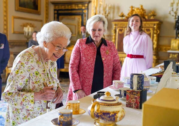 Bilder des Jahres 2022, Entertainment 03 März Entertainment Themen der Woche KW12 Entertainment Bilder des Tages . 24 03 2022. Windsor, United Kingdom. Queen Elizabeth II at Windsor Castle.Queen Elizabeth II views a display of artefacts from British craftwork company, Halcyon Days, to commemorate the company s 70th anniversary in the White Drawing Room at Windsor Castle,  xPoolx xi-Imagesx IIM-23245-0008