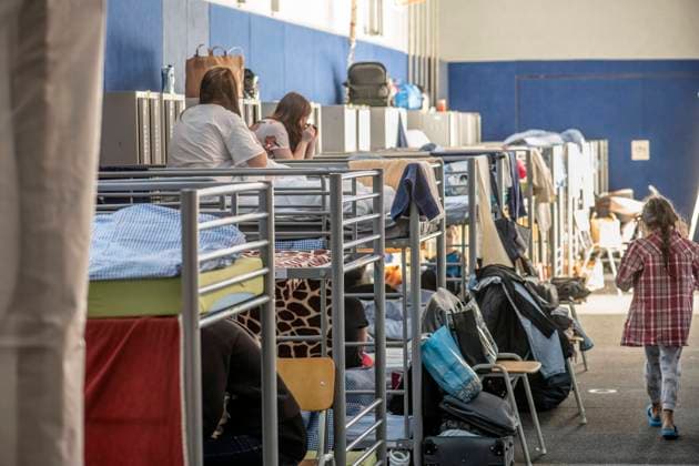 Flüchtlingsunterkunft in der Turnhalle des Gymnasiums Kirchseeon, Geflüchtete aus der Ukraine, 24. März 2022 Deutschland, Kirchseeon, Bayern, 24.03.2022, 50 ukrainische Flüchtlinge haben in der Turnhalle des Kirchseeoner Gymnasiums Unterkunft gefunden, organisiert vom Landratsamt Ebersberg, Geflüchtete aus der Ukraine kamen vorgestern mit Bus hier an, viele Jugendliche und Kinder, Flüchtlingsunterkunft ausgestattet mit Stockbetten, Halle unterteilt für mehr Privatheit, Kriegsflüchtlinge, März 2022, Bayern, *** Refugee shelter in gym of Kirchseeon high school, refugees from Ukraine, 24 March 2022 Germany, Kirchseeon, Bavaria, 24 03 2022, 50 Ukrainian refugees have found shelter in the gym of Kirchseeon high school, organized by Eber