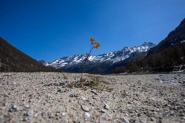 IMAGO Nature: Unsere Erde, Klimawandel, Dürren Drought In North Italy: The Aridity Of The Ceresole Reale Lake A view of the lake of Ceresole Reale, Orco Valley, Alps Region, Northwestern Italy, on March 24, 2022. The aridity of the Ceresole Reale lake is one of the major artificial basins in the northwest of Italy which contains more than 34,000,000 cubic meters of water. After a consistent period of drought, the basin has a water shortage worsened by the scarcity of snow in the adjacent mountains which suggests a shortage of water in the summer months. Long-term forecasts do not indicate that in the short term the weather will change with persistent precipitation. Drought is not an unusual phenomenon, but the frequency with which it recurs in recent years is also becoming worrying for  Copyright: xMauroxUjettox originalFilename: ujetto-droughti220306_npdNo.jpg