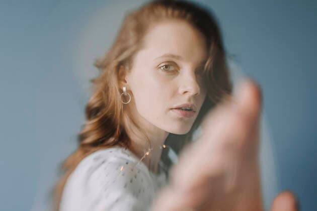 IMAGO Creative: Digitale Welt, Mixed Reality Beautiful woman with brown eyes touching invisible screen model released, ORF00023