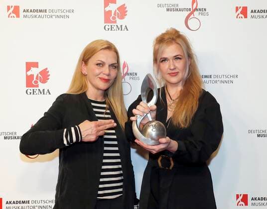 Anna Loos with award winner Audiovisual Dascha Dauenhauer at the award ceremony German Music Authors Award 2022 at the Hotel RITZ CARLTON in Berlin Redaktion Laurent, Berlin 24 03 22