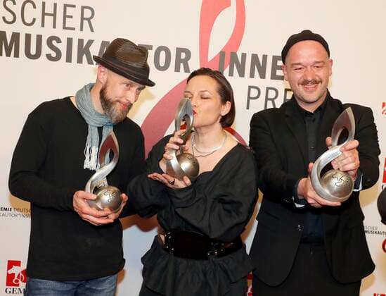 Großstadtgeflüster Jen Bender, Raphael Schalz, Chriz Falk at the German Music Authors Award 2022 ceremony at the Hotel RITZ CARLTON in Berlin Redaktion Laurent, Berlin 24 03 22