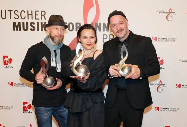 Großstadtgeflüster Jen Bender, Raphael Schalz, Chriz Falk at the German Music Authors Award 2022 ceremony at the Hotel RITZ CARLTON in Berlin Redaktion Laurent, Berlin 24 03 22