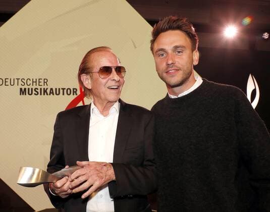 Prize winner Michael Holm and Clueso at award ceremony German music author inside prize 2022 in the hotel RITZ CARLTON Berlin editorial Laurent, Berlin 24 03 22