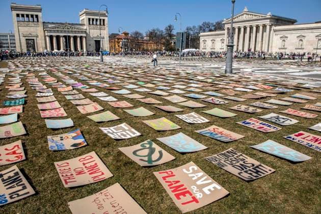 Bilder des Jahres 2022, News 03 März News Themen der Woche KW12 News Bilder des Tages Kunstaktion von Fridays for Future, beim Globalen Klimastreik, Kundgebung auf dem Königsplatz, München, 25. März 2022 Deutschland, München, 25.03.2022, Globaler Klimastreik, Kunstaktion, hunderte Plakate zu Klima, Politik und Umwelt bedecken den halben Königsplatz, Kundgebung von Fridays for Future auf dem Königsplatz, ab 12 Uhr, Demo für eine klimagerechte Welt, Motto PeopleNotProfit, ca. 800 Teilnehmer, im Hintergrund die Propyläen und die Glyptothek, März 2022, Bayern, *** Art action of Fridays for Future, at the Global Climate Strike, rally on Königsplatz, Munich, 25 March 2022 Germany, Munich, 25 03 2022, Global Climate Strike, art action, hundreds of posters on climate, politics and environment cover half of Königsplatz, ra