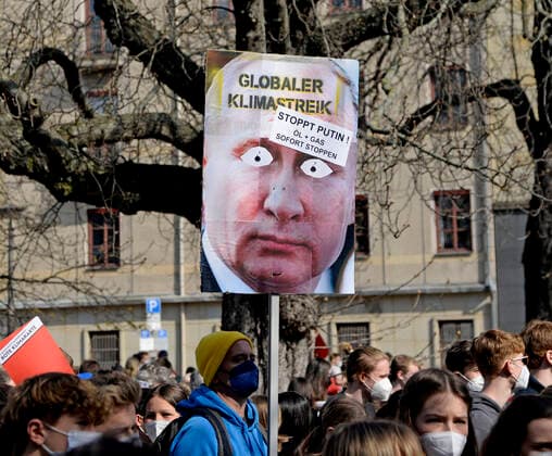 News Themen der Woche KW12 News Bilder des Tages 25 . 03 . 2022 , Berlin Mitte : Fridays for future . Demonstration für Klimaschutz und gegen den Krieg in der Ukraine . Plakat : stoppt Putin . *** 25 03 2022 , Berlin Mitte Fridays for future demonstration for climate protection and against the war in Ukraine poster stop Putin