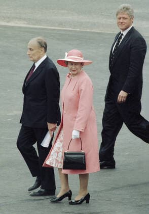 Queen Elizabeth II in France (1994) Omaha Beach (Normandy, north-western France), 1994 06 06: 50th anniversary of the Normandy Landings. Queen Elizabeth II wearing a pink outfit with a matching hat on the occasion of the international ceremony. Here, welcomed by French President Francois Mitterrand and Bill Clinton, President of the United States Normandy; Lower Normandy; Calvados 14 Europe; Western Europe; France  Copyright: xDesfouxxJY Andia.frx 385067