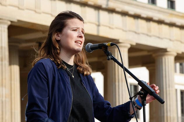 News Themen der Woche KW12 News Bilder des Tages Luise Neubauer, Aktivistin, bei der Kundgebung von Fridays for Future vor dem Brandenburger Tor, Pariser Platz am 25.03.2022 in Berlin Luise Neubauer spricht auf Fridays For Future Demo in Berlin *** Luise Neubauer, activist, at the Fridays for Future rally in front of the Brandenburg Gate, Pariser Platz on 25 03 2022 in Berlin Luise Neubauer speaks at Fridays For Future demo in Berlin
