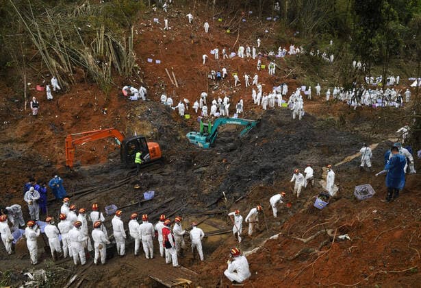 Bilder des Jahres 2022, News 03 März News Themen der Woche KW12 News Bilder des Tages (220325) -- TENGXIAN, March 25, 2022 -- Rescuers conduct search and rescue work at the core site of the plane crash in Tengxian County, south China s Guangxi Zhuang Autonomous Region, March 25, 2022. The core site of the recent plane crash in south China will be excavated as all-out efforts are made to continue searching for survivors and the second black box, officials said at a news briefing on Friday. The China Eastern Airlines Boeing 737 aircraft carrying 132 people crashed on the afternoon of March 21 in a mountainous area of Guangxi s Tengxian County. No survivors have been found so far. One black box has already been recovered. ) CHINA-GUANGXI-PLANE CRASH-RESCUE (CN) LuxBoan 