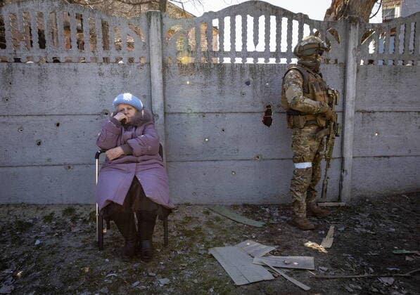 News Themen der Woche KW12 News Bilder des Tages LUGANSK REGION, UKRAINE â€“ MARCH 25, 2022: An elderly woman sits on a chair in the town of Shchastye. The Russian Armed Forces are carrying out a special military operation in Ukraine. Stanislav Krasilnikov TASS  TS129761