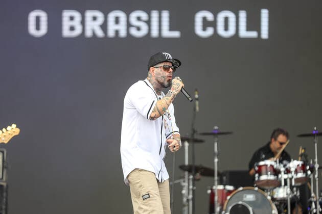 March 25, 2022, USA: Tico Santa Cruz, lead singer of the band Detonautas during the Lollapalooza Brasil 2022 music festival at the Autodromo Joso Carlos Pace in Interlagos in the south region of SoÂ£o Paulo this Friday, 25. USA - ZUMAc233 20220325_zsp_c233_012 Copyright: xVanessaxCarvalhox