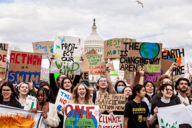 Bilder des Jahres 2022, News 03 März News Themen der Woche KW12 News Bilder des Tages Global Climate Strike in Washington, DC Protesters at the end of a strike against climate change by the youth-led organization, Fridays for Future, at the US Capitol. This event was one of many held worldwide March 25 by FFF, the global organization begun by Greta Thunberg in 2018. Protesters are demanding policymakers and the private sector take action against the climate crisis and reparations for the ordinary people - primarily in the global south - who have been hurt most by the practices responsible for climate change. Washington DC United States  Copyright: xAllisonxBaileyx originalFilename: bailey-globalcl220325_np5dJ.jpg