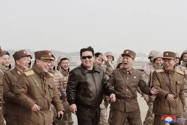 Bilder des Jahres 2022, News 03 März News Themen der Woche KW12 News Bilder des Tages This image, released on March 25, 2022, by the North Korean Official News Service (KCNA), shows North Korean leader Kim Jong Un overseeing the test launch of a new type of Hwasongpho-17 inter-continental ballistic missile. On Thursday, Pyongyang confirmed that it had tested the massive Hwasong-17 for the first time, saying that the missile traveled close to 700 miles and reached an altitude of 3,882 miles on a lofted trajectory, far higher than any other previous North Korean ICBM.  WAX2022032512 KCNA