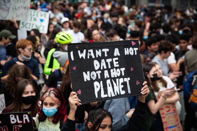 News Bilder des Tages March 25, 2022, New York City, United States: A teen holds sign in crowd reading, I want a hot date not a hot planet during the demonstration. Over a thousand youth climate activists marched from Brooklyn Borough Hall across the Brooklyn Bridge to Foley Square as part of a global climate strike. New York City United States - ZUMAs197 20220325_zaa_s197_300 Copyright: xKarlaxCotx