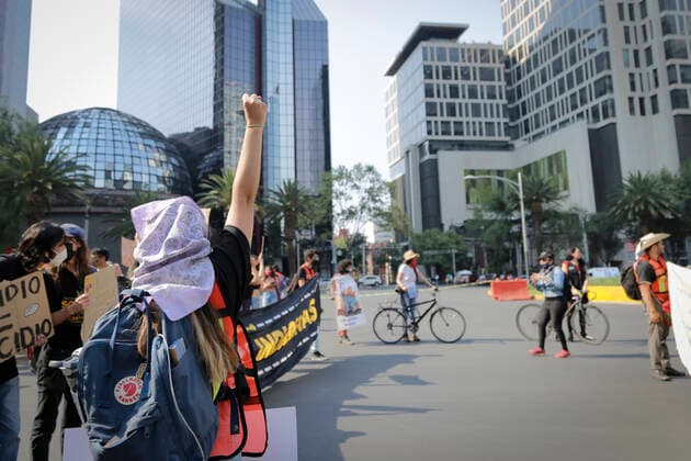 Global Climate Strike In Mexico A protester raises her fist on March 25, 2022. Members of different anti-racist, anti-capitalist groups and members of native peoples carried out a march as part of a Global Climate Strike against Capital in Mexico City, Mexico. Mexico City Mexico  Copyright: xGuillermoxGutiÃ rrezx originalFilename: gutierrez-notitle220325_npRTQ.jpg
