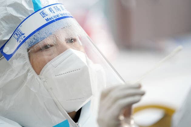 (220326) -- HARBIN, March 26, 2022 -- A medical worker takes a swab sample from a citizen at a nucleic acid testing site in Xiangfang District of Harbin, northeast China s Heilongjiang Province, March 26, 2022. ) CHINA-HEILONGJIANG-HARBIN-COVID-19-TESTING (CN) WangxJianwei 