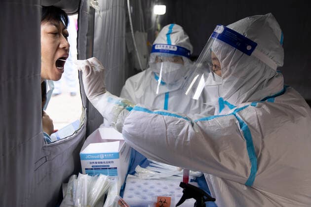 (220326) -- HARBIN, March 26, 2022 -- A medical worker takes a swab sample from a citizen at a nucleic acid testing site in Daoli District of Harbin, northeast China s Heilongjiang Province, March 26, 2022. ) CHINA-HEILONGJIANG-HARBIN-COVID-19-TESTING (CN) ZhangxTao 