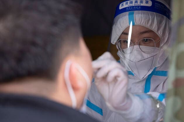 (220326) -- HARBIN, March 26, 2022 -- A medical worker takes a swab sample from a citizen at a nucleic acid testing site in Daoli District of Harbin, northeast China s Heilongjiang Province, March 26, 2022. ) CHINA-HEILONGJIANG-HARBIN-COVID-19-TESTING (CN) ZhangxTao 