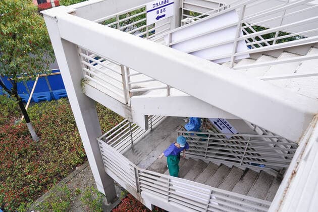 (220326) -- SHANGHAI, March 26, 2022 -- Medical workers work at a centralized quarantine area of the north hospital of Ruijin Hospital in east China s Shanghai, March 25, 2022. The hospital has been renovated and put into operation recently. More than 1,700 mild and asymptomatic COVID-19 patients have received treatment here. At present, a number of medical institutions in Shanghai have been converted into centralized quarantine centers for mild and asymptomatic patients. ) CHINA-SHANGHAI-COVID-19-QUARANTINE (CN) DingxTing 