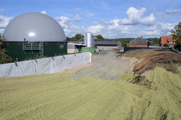 Germany, Biogas Germany, Biogas plant and gas tank for CNG *** DEUTSCHLAND, Damnatz im Wendland, Hof und Biogasanlage, Methanisierungsanlage zur Herstellung von Biomethan bzw. CNG Gas, PlanET Gasspeicher und Maissilage Germany