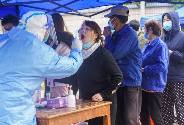 (220326) -- SHANGHAI, March 26, 2022 -- Citizens take COVID-19 nucleic acid test in east China s Shanghai, March 26, 2022. Shanghai on Saturday launched a new round of city-wide screening using both nucleic acid and antigen testing amid its latest efforts to contain the COVID-19 outbreak. ) CHINA-SHANGHAI-COVID-19-TESTS (CN) DingxTing 