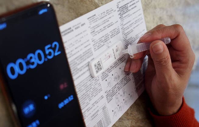 (220326) -- SHANGHAI, March 26, 2022 -- A citizen takes rapid antigen test for COVID-19 in east China s Shanghai, March 26, 2022. Shanghai on Saturday launched a new round of city-wide screening using both nucleic acid and antigen testing amid its latest efforts to contain the COVID-19 outbreak. ) CHINA-SHANGHAI-COVID-19-TESTS (CN) RenxLong 