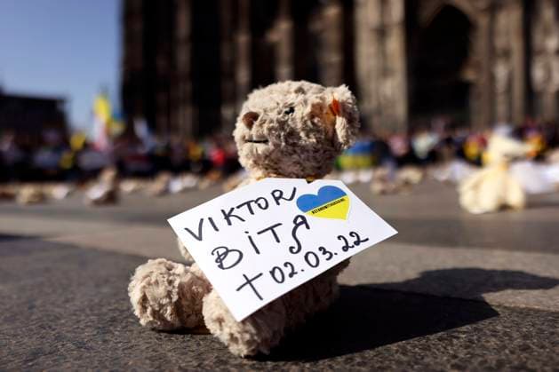 News Bilder des Tages Der deutsch ukrainische Verein Blau Gelbes Kreuz e.V. legt bei einer Kundgebung unter dem Titel Frieden für Europa! Schützt die Kinder der Ukraine Teddybären auf dem Roncalliplatz vor dem Kölner Dom für in der Ukraine getötete Kinder nieder. Nach Mitteilung der ukrainischen Behörden sind seit dem 24.2.2022 über 135 Kinder durch Bomben im Krieg in der Ukraine ums Leben gekommen. Köln, 26.03.2022 *** The German Ukrainian association Blue Yellow Cross e V lays down teddy bears at a rally under the title Peace for Europe Protect the children of Ukraine on Roncalliplatz in front of Cologne Cathedral for children killed in Ukraine According to information from the Ukrainian authorities, more than 135 children have been killed by bombs Foto:xC.xHardtx xFuturexImage