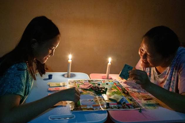 News Bilder des Tages Earth Hour 2022 In Indonesia A family play a game of Monopoly by candlelight at their home in Jakarta in preparation for Earth Hour on March 26, 2022. Earth Hour is a WWF campaign to encourage businesses, communities and individuals to take the simple steps needed to cut their emissions by switching off the lights for an hour to highlight the need to cut greenhouse gases behind global warming. Earth Hour is observed on the last Saturday in March at 8.30 pm (local time zones). Jakarta Indonesia  Copyright: xAfriadixHikmalx originalFilename: hikmal-notitle220326_npvPF.jpg