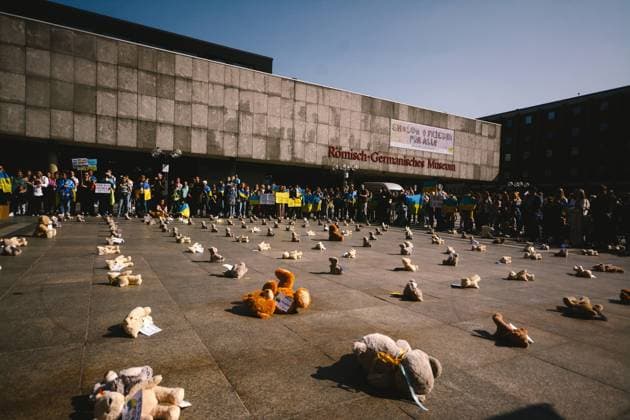 Protest Against Russian War Against Ukraine In Cologne more than 100 teddy bears as a part of display of children who are killed during the Russian war against Ukraine in front of dom Cathedral in Cologne, Germany on March 26, 2022. Cologne Germany  Copyright: xYingxTangx originalFilename: tang-notitle220326_npFif.jpg