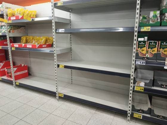 Versorgungslücken im Handel Durch Lieferengpässe und Hamsterkäufe geleerte Teigwarenregale in einem Supermarkt. Dresden Sachsen GERMANY *** Supply gaps in the retail sector Pasta shelves emptied by supply bottlenecks and hoarding purchases in a supermarket Dresden Saxony GERMANY