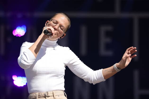 Entertainment Themen der Woche KW12 Entertainment Bilder des Tages Stefanie Heinzmann - Snowpenair 2022 Grindelwald Schweizer Pop- und Soulsängerin Stefanie Heinzmann beim SnowpenAir 2022 in Grindelwald. Auftritt vom 26.03.2022 beim Terminal in Grindelwald Grund, Berner Oberland. Kanton Bern, Schweiz. *** Stefanie Heinzmann Snowpenair 2022 Grindelwald Swiss pop and soul singer Stefanie Heinzmann at SnowpenAir 2022 in Grindelwald Performance of 26 03 2022 at the terminal in Grindelwald Grund, Bernese Oberland Canton Bern, Switzerland