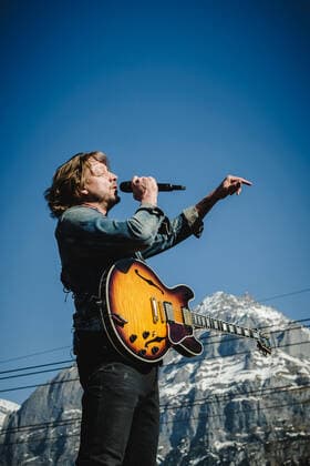 Sunrise Avenue live at SnowpenAir 2022, Grindelwald, Switzerland Grindelwald, Switzerland. March 26th, 2022. The Finnish rock band Sunrise Avenue performs a live concert during SnowpenAir 2022 at Jungfrau in Grindelwald. Here singer and songwriter Samu Aleksi Haber is seen live on stage. Grindelwald Switzerland  Copyright: xGonzalesxPhoto TilmanxJentzschx