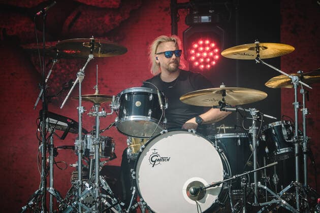 Sunrise Avenue live at SnowpenAir 2022, Grindelwald, Switzerland Grindelwald, Switzerland. March 26th, 2022. The Finnish rock band Sunrise Avenue performs a live concert during SnowpenAir 2022 at Jungfrau in Grindelwald. Here drummer Sami Tapio Osala is seen live on stage. Grindelwald Switzerland  Copyright: xGonzalesxPhoto TilmanxJentzschx