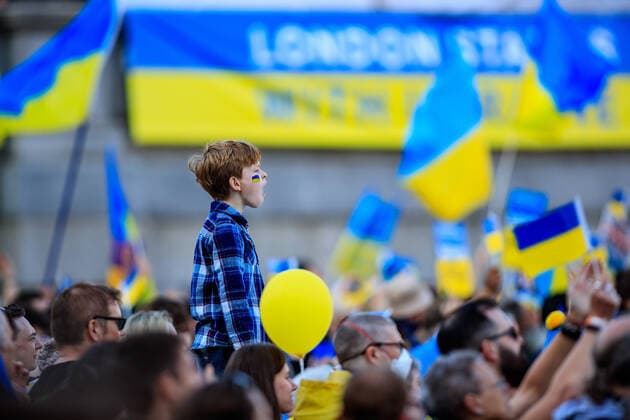 News Bilder des Tages A boy reacts during a London stands with Ukraine solidarity demonstration in London on Saturday, March 26, 2022. Mayor Sadiq Khan urged the UK to do much more to help Ukrainian refugees. (VX Photo Vudi Xhymshiti), Britain Protests Russia-Ukraine War London Trafalgar Square England United Kingdom  , Copyright: xVudixXhymshitix