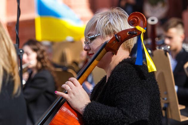 UZHHOROD, UKRAINE - MARCH 25, 2022 - A celloist of the Philharmonic Academic Symphony Orchestra performs during a concert in support of the Armed Forces of Ukraine, Uzhhorod, western Ukraine Concert in support of Ukrainian Armed Forces held in Uzhhorod  Copyright: xSerhiixHudakx