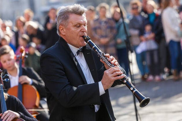 UZHHOROD, UKRAINE - MARCH 25, 2022 - A clarinetist of the Philharmonic Academic Symphony Orchestra performs during a concert in support of the Armed Forces of Ukraine, Uzhhorod, western Ukraine Concert in support of Ukrainian Armed Forces held in Uzhhorod  Copyright: xSerhiixHudakx