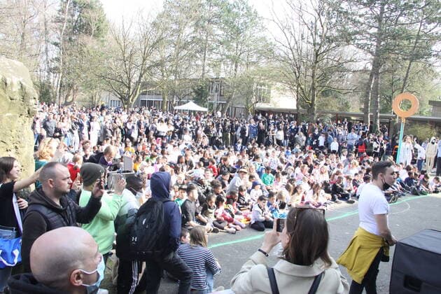 Open Air stage show under the motto One hour for peace at the district school Alter Teichweg in Hamburg Dulsberg on 25 03 2022 xxxMatthiasRoehexxx Open Air stage show under the motto One hour for peace, Hamburg Hamburg Germany Hamburg
