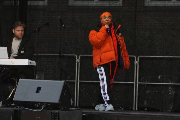Pop singer Zoe Wees at the open air stage show under the motto An hour for peace at her former school, the district school Alter Teichweg in Hamburg Dulsberg on 25 03 2022 xxxMatthiasRoehexxx Pop singer Zoe Wees at the open air stage show under the motto An hour for peace, Hamburg Germany Hamburg
