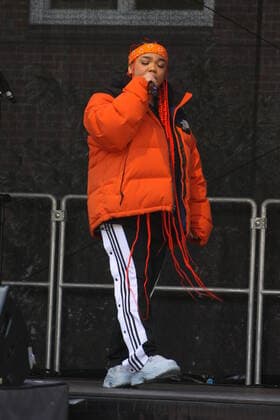 Pop singer Zoe Wees at the open air stage show under the motto An hour for peace at her former school, the district school Alter Teichweg in Hamburg Dulsberg on 25 03 2022 xxxMatthiasRoehexxx Pop singer Zoe Wees at the open air stage show under the motto An hour for peace, Hamburg Germany Hamburg