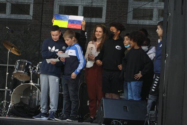 Open Air stage show under the motto One hour for peace at the district school Alter Teichweg in Hamburg Dulsberg on 25 03 2022 xxxMatthiasRoehexxx Open Air stage show under the motto One hour for peace, Hamburg Hamburg Germany Hamburg