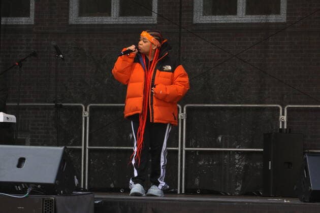 Pop singer Zoe Wees at the open air stage show under the motto An hour for peace at her former school, the district school Alter Teichweg in Hamburg Dulsberg on 25 03 2022 xxxMatthiasRoehexxx open air stage show under the motto An hour for peace, Hamburg Hamburg Germany Hamburg