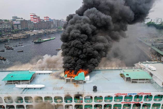 Bilder des Jahres 2022, News 03 März News Themen der Woche KW12 News Bilder des Tages March 27, 2022, Dhaka, Dhaka, Bangladesh: A launch named Adventure-9 has caught fire near Sadarghat launch terminal today. ..The Barisal-bound passenger launch was anchored beside the Masjid near launch terminal no 5. Seven units of fire service have been working to bring the fire under control from 10am. After hours of trying, they were able to douse the fire around 1pm...They also said no injuries were reported till now. Incidents of launch fires are becoming frequent in Bangladesh...Earlier on 24 December, at least 40 people died after a fire broke out in MV Abhijan-10 , a river ferry, on the River Sugandha in Jhalakathi...Passengers who escaped from the fire incident said the fire broke out from the canteen and engine room and co - ZUMAr337 20220327_zip_r337_008 Copyright: xMustasinurxRahmanxAlvix