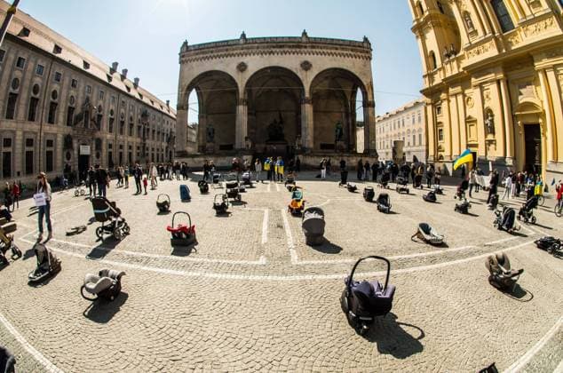News Bilder des Tages March 27, 2022, Munich, Bavaria, Germany: As the confirmed number of Ukrainian children killed by invading Russian forces tops 139, the Ukrainian community of Munich, Germany organized a memorial with baby strollers and carriers to symbolize the lives lost. The organizers stressed that the deaths of children prove the war as one against civilians, despite Russian propaganda stating they are only hitting military targets. Munich Germany - ZUMAb160 20220327_zbp_b160_008 Copyright: xSachellexBabbarx