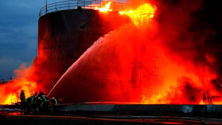 Bilder des Jahres 2022, News 03 März News Themen der Woche KW12 News Bilder des Tages Ukrainian firefighters responders work at a site of fuel storage facilities hit by cruise missiles, as Russia s attack on Ukraine continues, in Lviv, Ukraine, on Sunday March 27, 2022.  KYV2022032702 StatexEmergencyxServicexofxUkrai