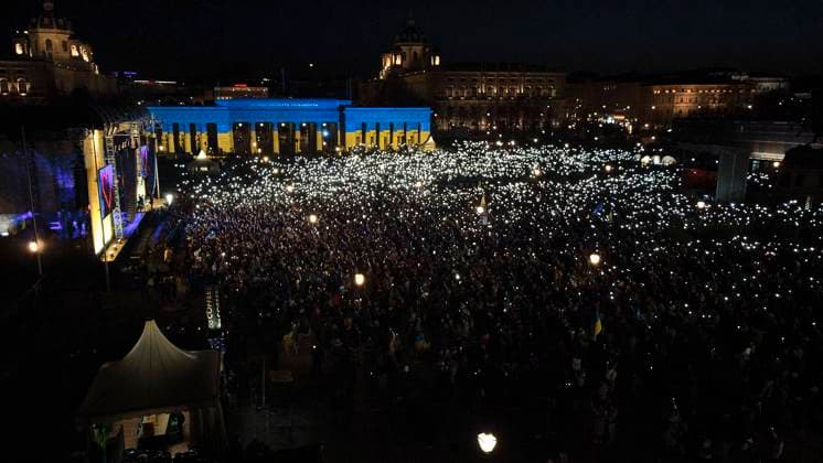 News Bilder des Tages - Wien 27.03.2022- Ukraine Krieg - Für Frieden und gegen den militärischen Einmarsch von Russland in die Ukraine am 24. Februar 2022 fand heute am Wiener Heldenplatz ein grosses Yes We Care - Benefizkonzert statt an dem Tausende teilnahmen um ihre Solidarität mit der Ukraine zu manifestieren und um gegen den Krieg zu protestieren. PHOTO: Tausende Handys leuchteten wie ein Lichtermeer während der Schweigeminute für die Opfer des Krieges. Vienna (AUSTRIA) Ukraine War - For peace and against the military invasion of Ukraine by Russia on February 24, 2022, a big Yes We Care benefit concert took place today at Vienna s Heldenplatz, attended by thousands to show their solidarity with Ukraine and to protest against the war. Yes We Care 